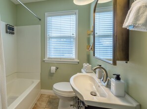 Een haardroger, handdoeken