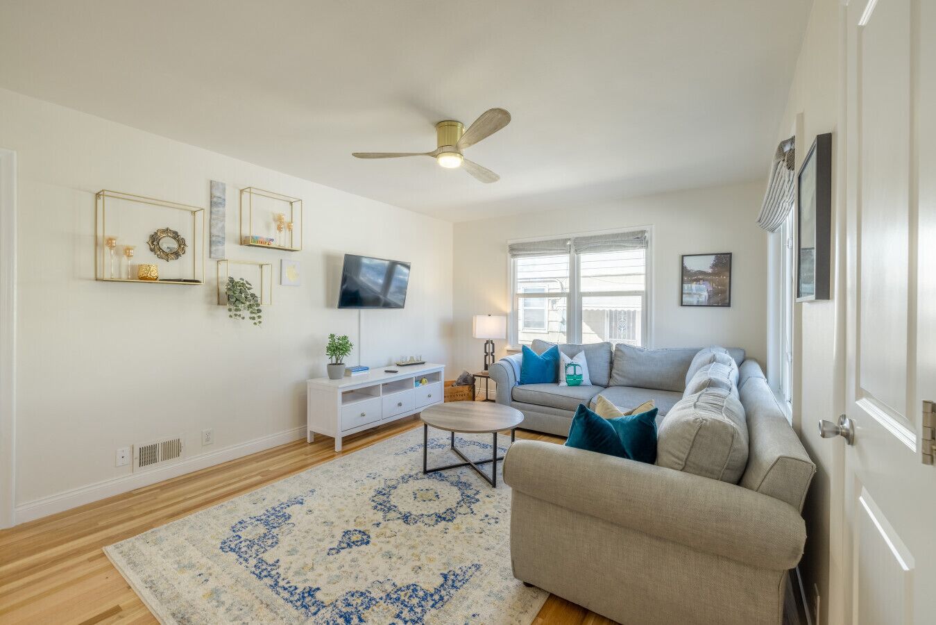 智能电视、书、办公室、电脑显示器