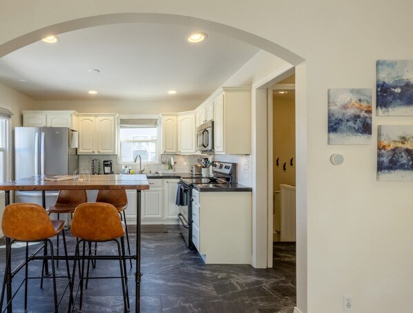 Een koelkast, een microgolfoven, een oven, een kookplaat