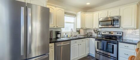 Réfrigérateur, four à micro-ondes, un four, surface de cuisson