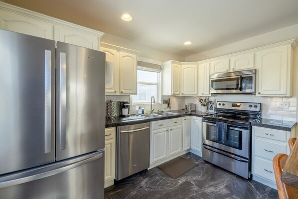 Frigorífico, microondas, horno y placa de cocina