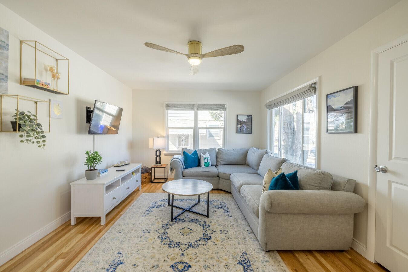 智能电视、书、办公室、电脑显示器