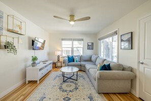 Una Smart TV, libros, una oficina, una pantalla de ordenador