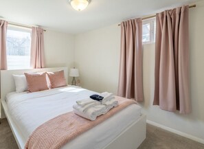 4 slaapkamers, een bureau, een strijkplank/strijkijzer, gratis wifi