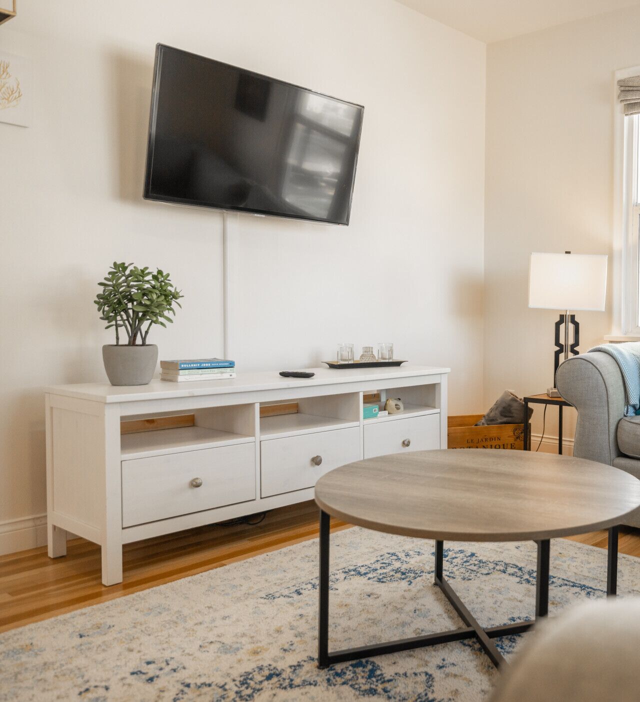 Smart TV, books, offices, computer monitors