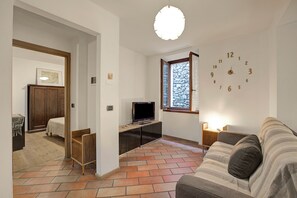 Appartamento familiare, camere multiple, lato montagna (Nel Cuore Di Tenno) | Area soggiorno | TV