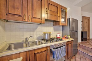 Refrigerador, horno, parrilla de estufa y cafetera y tetera 