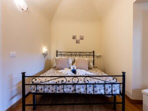 1 bedroom, travel cot, free WiFi