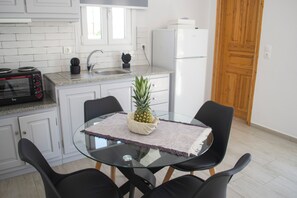 Superior Apartment | Private kitchen | Fridge, electric kettle, freezer, paper towels - Alko Apartments (Mykonos)