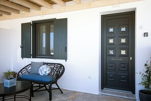 Premium Studio Suite, Garden View | Terrace/patio - Alko Apartments (Mykonos)