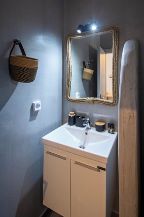 Deluxe Double Room, Garden View | Bathroom