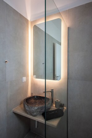 Premium-Studiosuite, Gartenblick | Badezimmer | Kostenlose Toilettenartikel, Haartrockner, Hausschuhe, Handtücher