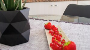 Una cocina con encimera, fregadero, armarios y una planta en maceta.