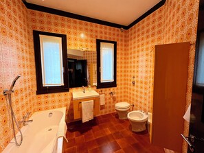 Secadora de cabello, bidet, toallas, jabón 