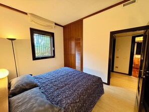 2 habitaciones, escritorio y tabla de planchar con plancha 