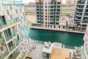 Een hoog gebouw met uitzicht op een jachthaven.