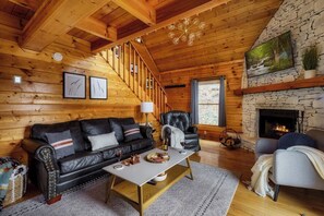 Een televisie, een open haard, een dvd-speler en een tafeltennistafel