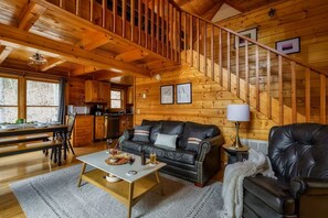 Een televisie, een open haard, een dvd-speler en een tafeltennistafel