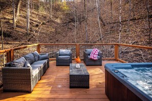 Outdoor spa tub - Walk to Resort Pool, Mini Golf, Fishing - Shuffleboard, PacMan, Hot Tub, Grill (Sevierville)