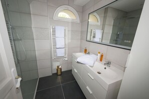 Deluxe Suite | Bathroom | Hair dryer, soap, shampoo, toilet paper