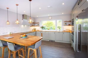 Fridge, microwave, oven, dishwasher - Tregaron (Mabe Burnthouse)