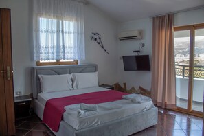 ベーシック ダブルまた はツインルーム バルコニー シービュー | WiFi (無料)