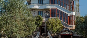 River Hotel