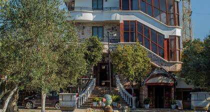 River Hotel