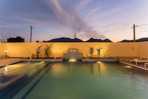 Una piscina al aire libre