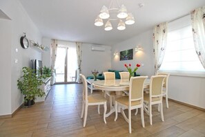 Villa - 3 sovrum - privat pool - utsikt mot poolen | Matsal