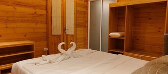 Coco and Canal HomeStory - Canal 1