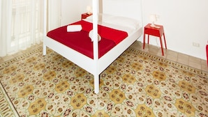 A room with a four-poster bed, a chandelier, and patterned floor tiles. - Visitsicilia Donn Anna 2 (Castellammare del Golfo)