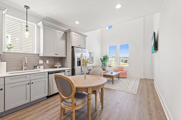 Kylskåp, mikrovågsugn, ugn och spishäll