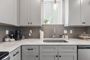 Kylskåp, mikrovågsugn, ugn och spishäll