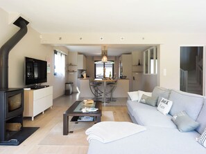 Fernseher, Kamin, Bücher