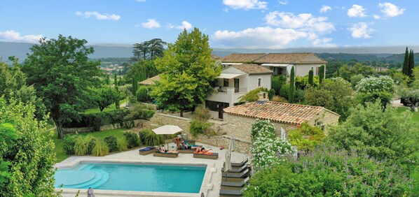 Et oppvarmet basseng