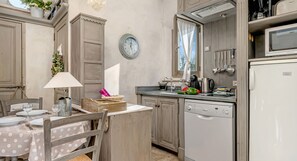 Réfrigérateur, micro-ondes, plaque de cuisson, lave-vaisselle