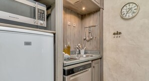 Réfrigérateur, micro-ondes, plaque de cuisson, lave-vaisselle