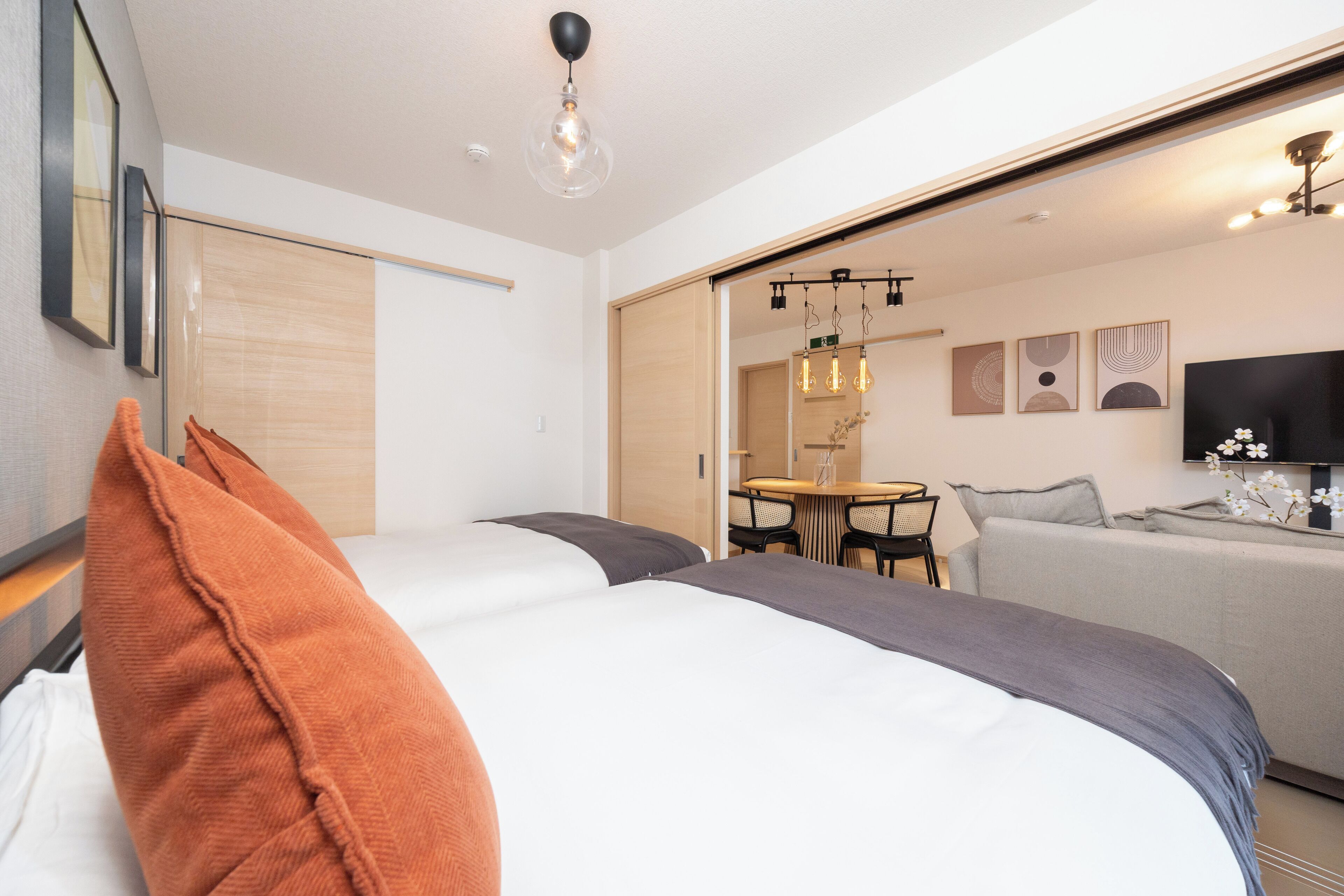 Una habitación de hotel con una cama, un escritorio y un sofá.