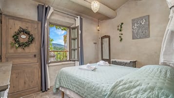 2 bedrooms, iron/ironing board, travel cot, WiFi