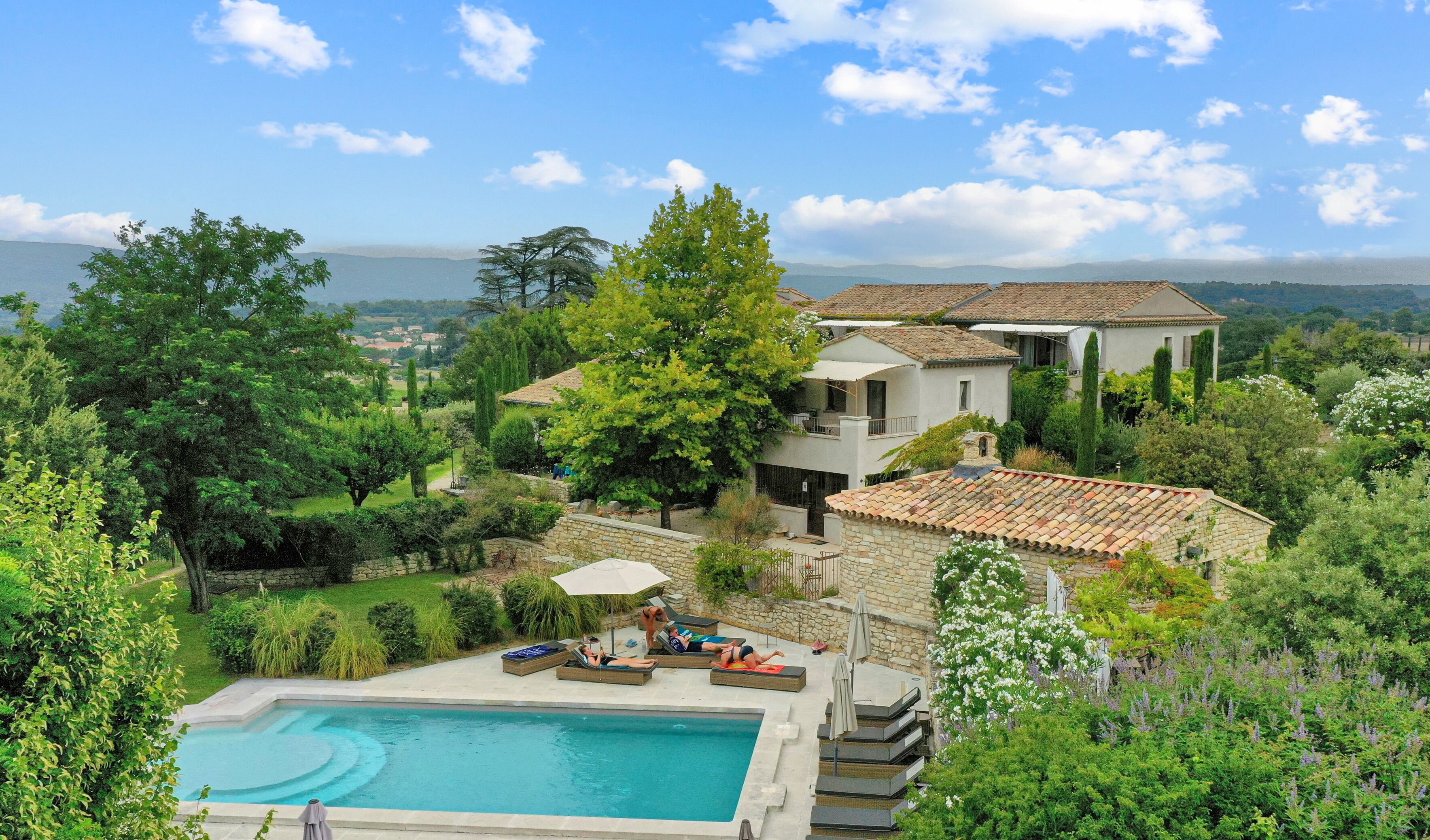 Een verwarmd zwembad