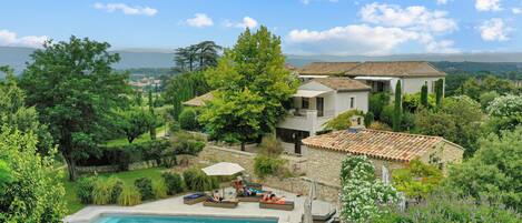 Een verwarmd zwembad