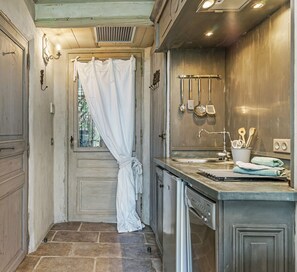 Kjøleskap, mikrobølgeovn, kokeplater og oppvaskmaskin