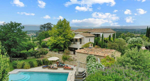 Et oppvarmet basseng