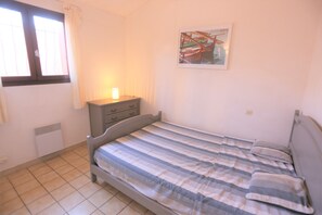 2 bedrooms, iron/ironing board, travel cot, bed sheets