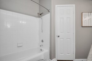 Combined shower/bathtub, free toiletries, hair dryer, towels - Tx Home Group- San Antonio (San Antonio)