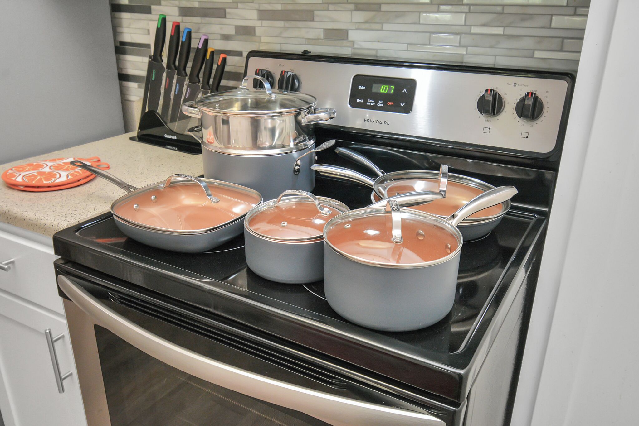 Full-size fridge, microwave, oven, stovetop