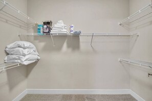 高档床上用品、特色装修、特色家居、办公桌