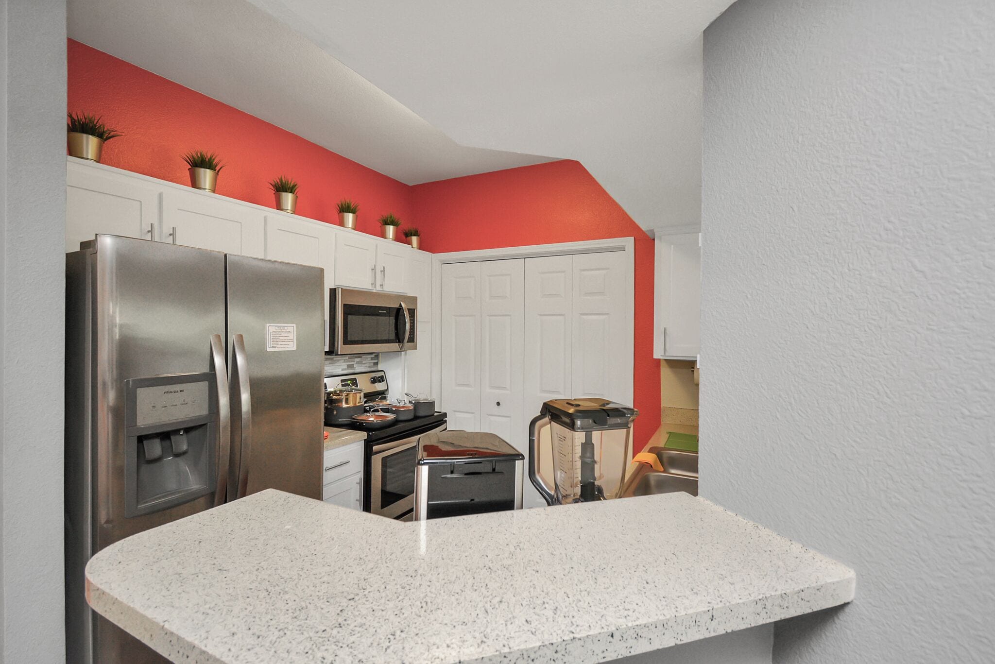 Full-size fridge, microwave, oven, stovetop