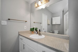 Gabungan pancuran/tab mandi, kelengkapan dandanan diri percuma 